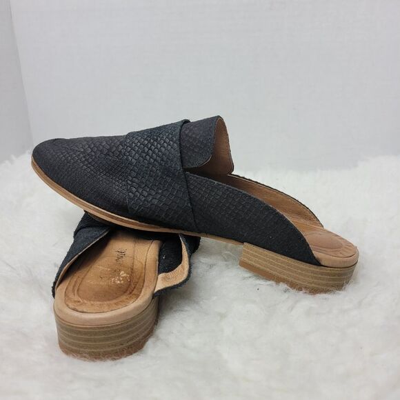 Free People At Ease  Women's Size 6.5 Black slip-on Snake Skin Leather Slide - Picture 7 of 10